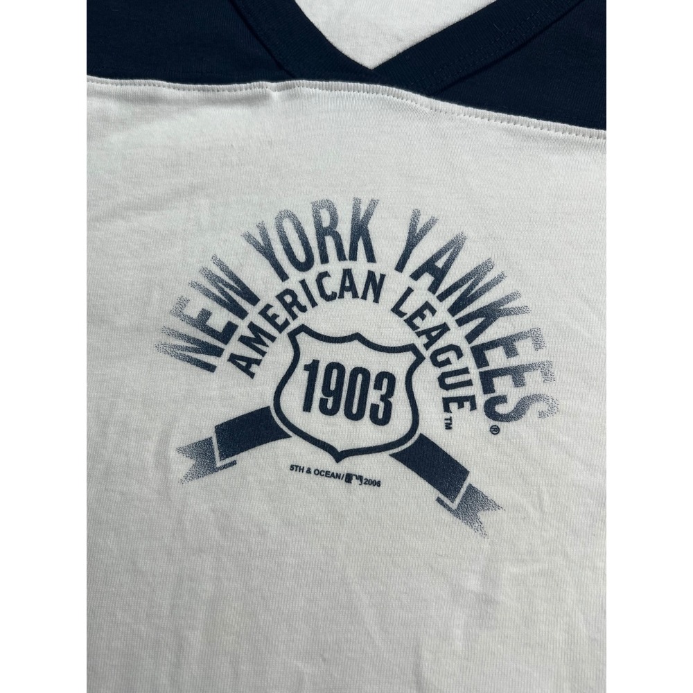 NWT New York Yankees 5th & Ocean V-Neck Graphic T-Shirt Navy White L Streetwear - Picture 4 of 5